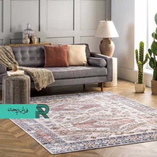 فرش کهنه نما ماشینی دستباف نماطرح مادیان سنتی با رنگبندی زیاد و رنگ زمینه روشن