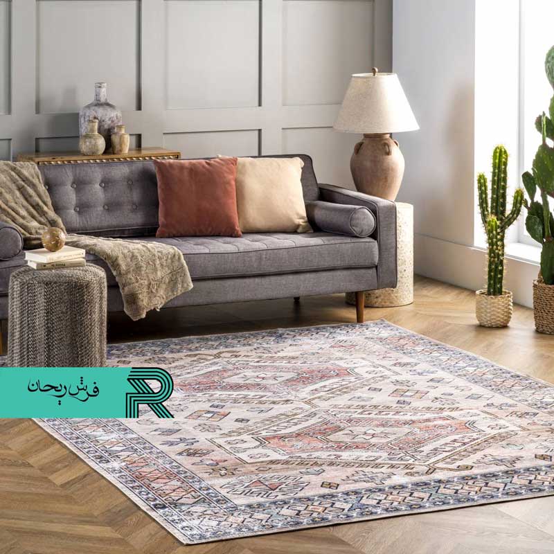 فرش کهنه نما ماشینی دستباف نماطرح مادیان سنتی با رنگبندی زیاد و رنگ زمینه روشن