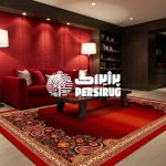 فرش ایرانی طرح شاه‌نقش سرخ با زمینه قرمز تیره، قاب حاشیه‌ای هندسی کرم و نارنجی و نقش گل‌وبوته و بته‌جقه در قسمت بالا و پایین.