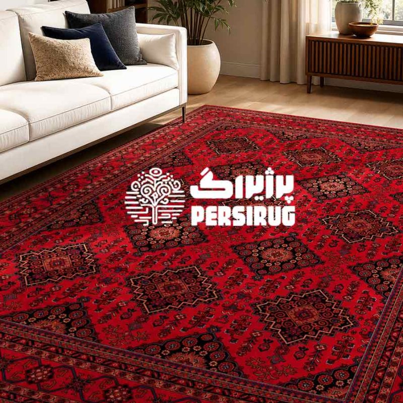 طرح شکوه زرین با نقوش هندسی سنتی ترکمن و رنگ زمینه قرمز لاکی، دارای حاشیه پهن و موتیف‌های لوزی شکل تکرار شونده